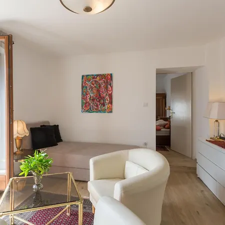 Apartman Lovely In With Kitchen