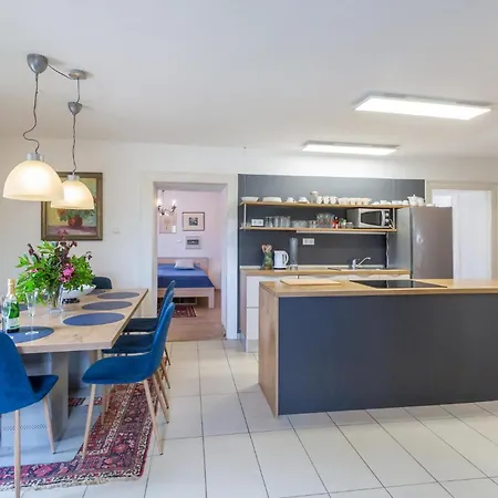 شقة Lovely In With Kitchen *